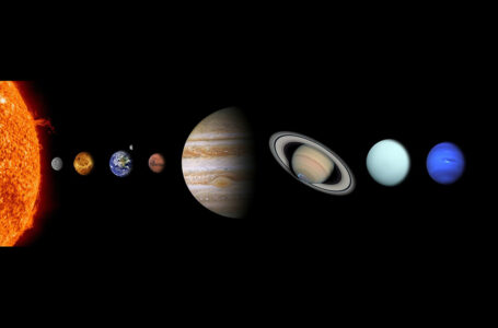 كيف يمكن تفسير دوران كل الكواكب في نفس المنحى حول الشمس ؟
